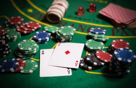 Tampilan permainan live casino yang interaktif dengan dealer nyata di rajabandot88