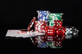 Dealer live casino profesional yang melayani pemain secara langsung di rajabandot88